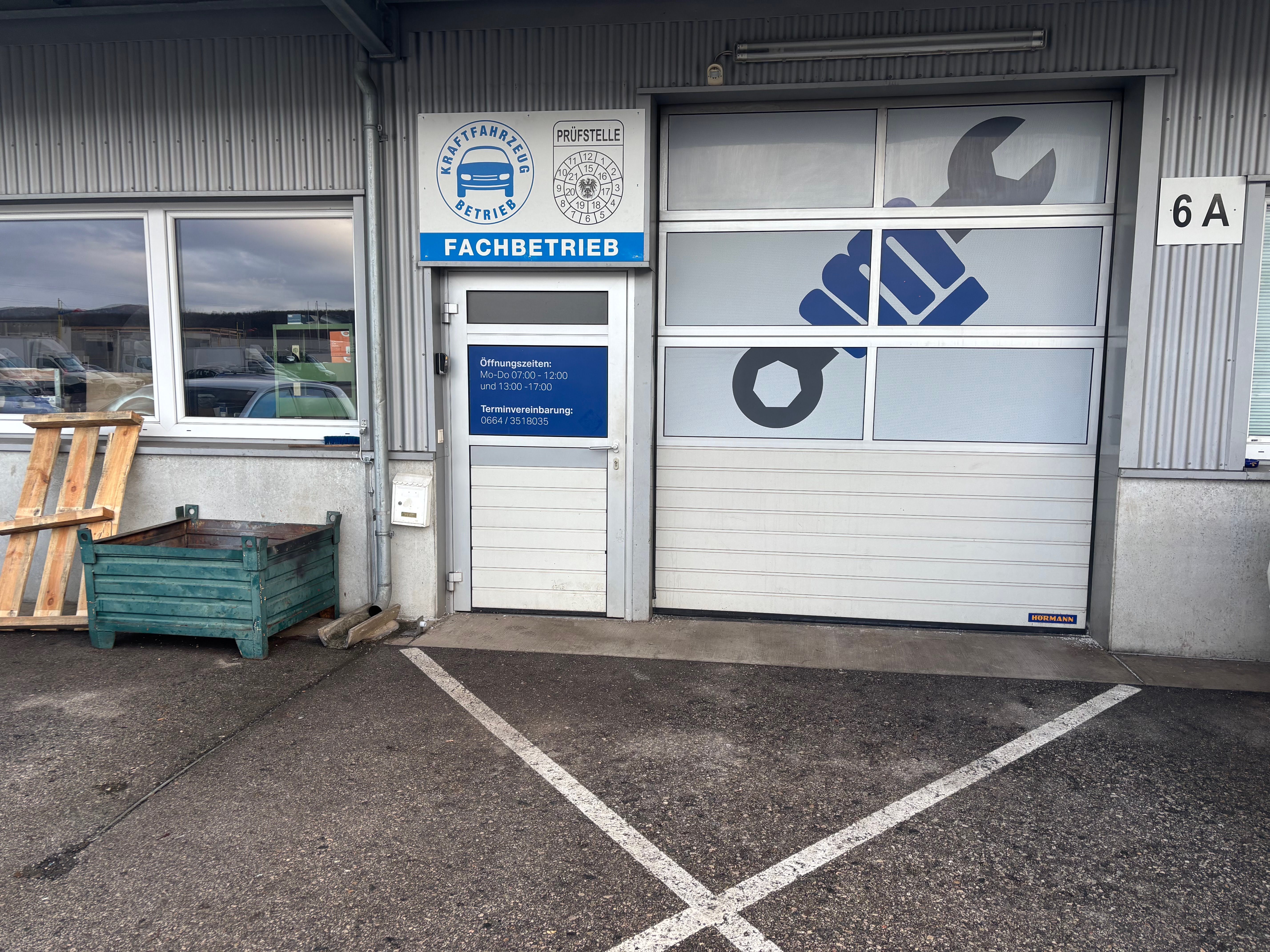 Eingang und Tor der Werkstatt Meisterschrauber in Halle 6A